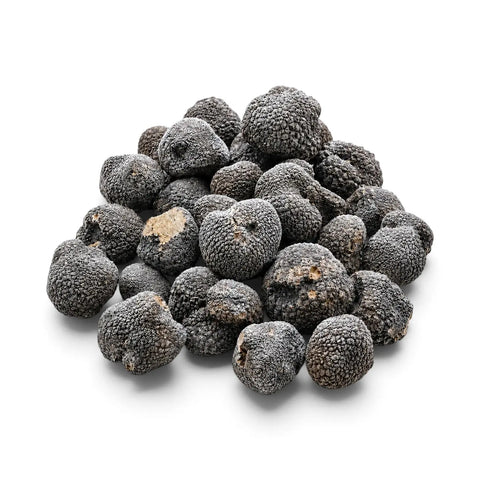 Truffes entières surgelées avec une légère pellicule de givre naturel sur fond blanc