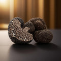 Gros plan de truffes sur une surface sombre avec un arrière-plan flou
