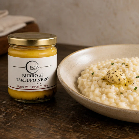 Beurre de truffe noire avec Tuber aestivum fondant sur un risotto chaud et crémeux