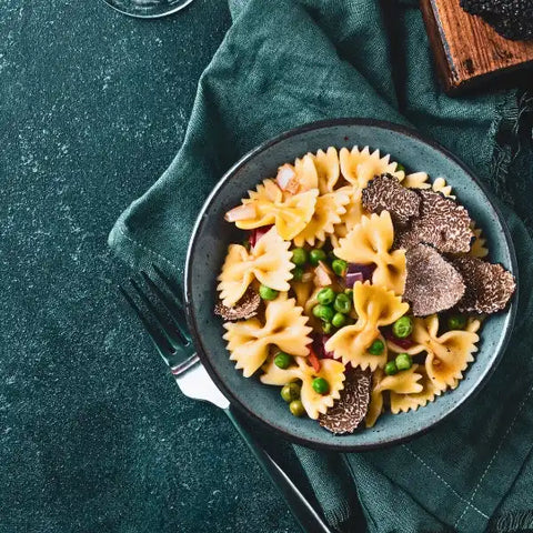 Pâtes farfalle aux petits pois et truffes.