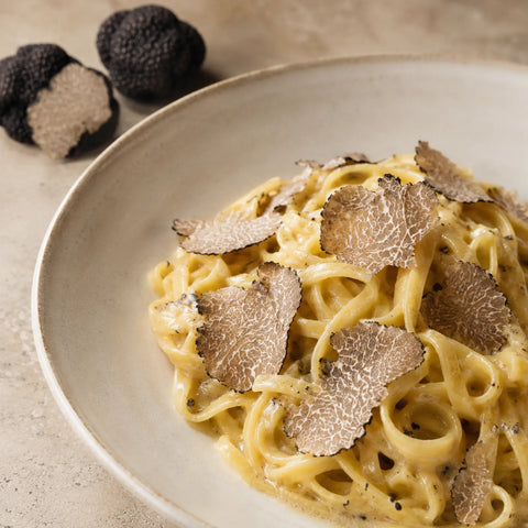 Truffe de Bourgogne fraîche – Tuber uncinatum râpée sur des tagliolini crémeux