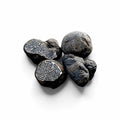 Quatre truffes noires fraîches et lisses de Tuber macrosporum, sélectionnées pour un usage culinaire de catégorie A