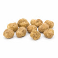 Truffes blanches Tuber magnatum fraîches de taille moyenne avec des surfaces ocre pâle et une variation naturelle de forme