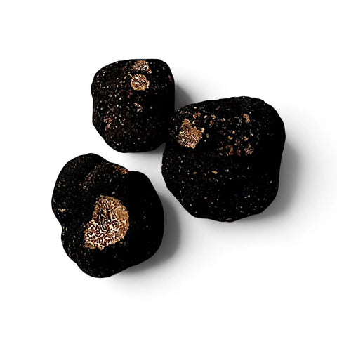 Truffes Tuber mesentericum Bagnoli entières et coupées, présentant une peau extérieure sombre et un intérieur marbré