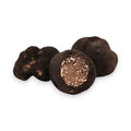 Truffe d’hiver fraîche Tuber Brumale avec un extérieur sombre texturé et un intérieur clair