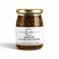 Bocal en verre contenant de la truffe d'été hachée Tuber aestivum dans de l'huile d'olive