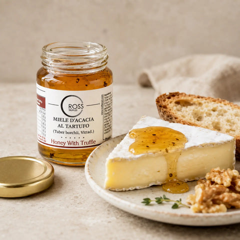 Miel à la truffe blanche à 2 % Tuber borchii en filet sur un fromage à pâte molle