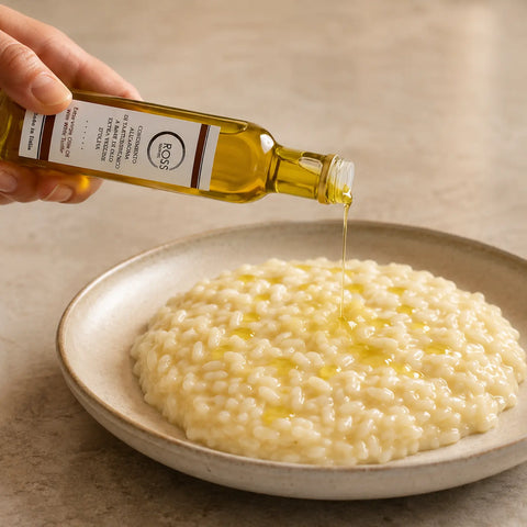 Huile d'olive à la truffe blanche arrosant un risotto chaud et crémeux