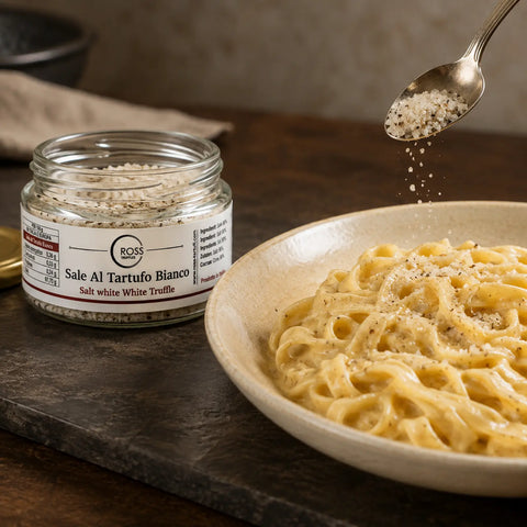Sel à la truffe blanche saupoudré sur des tagliatelles chaudes et crémeuses avant de servir
